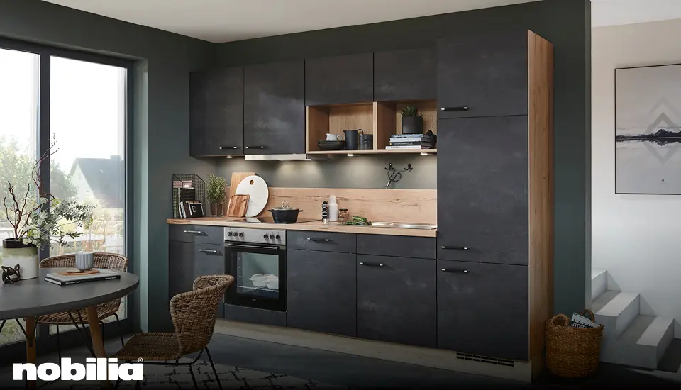 Moderne Nobilia Küchenzeile in Anthrazit mit offenen Holzregalen, warmem Beleuchtungskonzept und integriertem Essplatz, ideal für stilvolles Wohnen und funktionale Küchenplanung.